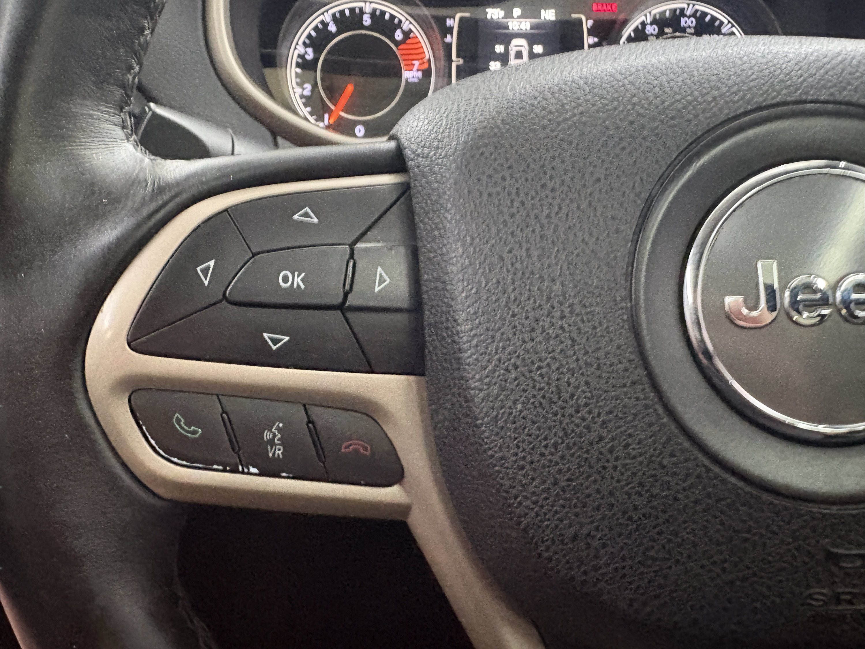 Used 2017 Jeep Cherokee Latitude w/ Cold Weather Group AWD/4WD image 31