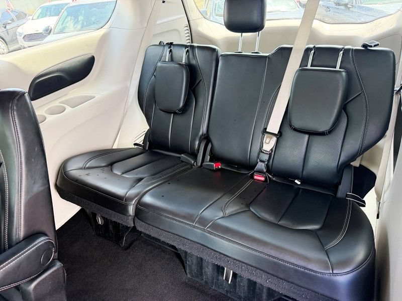 Used 2023 Chrysler Pacifica Touring-L FWD image 15