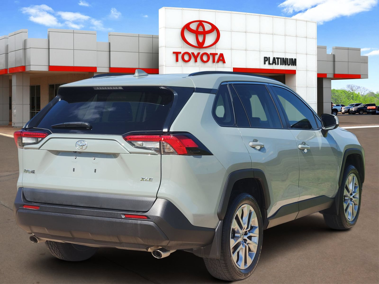 Used 2023 Toyota RAV4 XLE Premium FWD image 4
