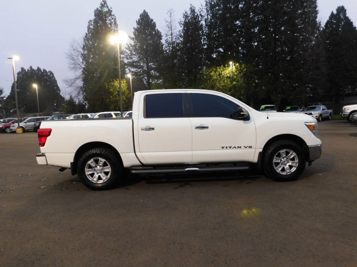 Used 2019 Nissan Titan SV w/ SV Convenience Package image 19