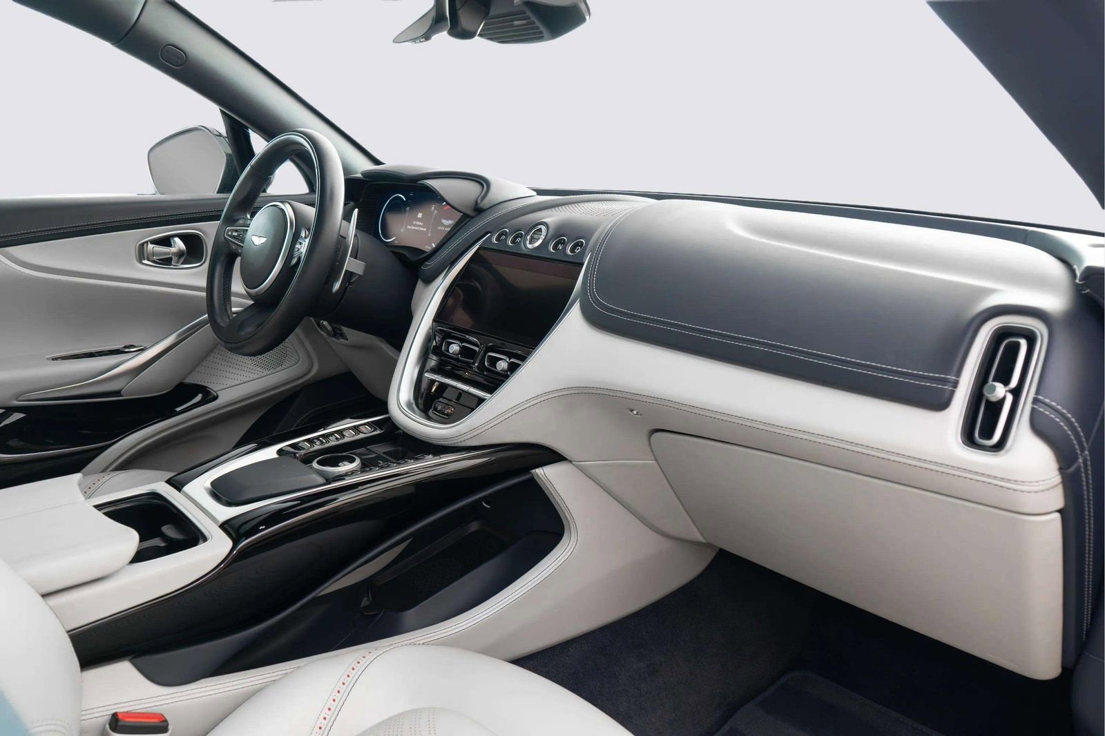 Used 2023 Aston Martin DBX AWD/4WD image 36