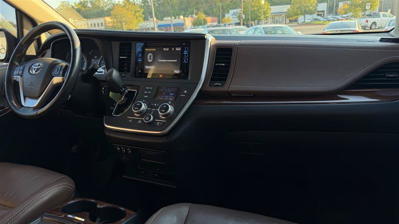 Used 2017 Toyota Sienna Limited Premium FWD image 37