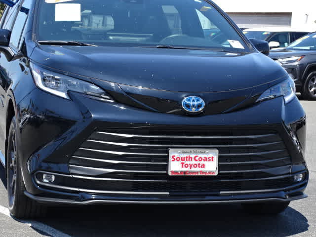 Certified 2025 Toyota Sienna XLE Woodland Edition AWD/4WD image 4