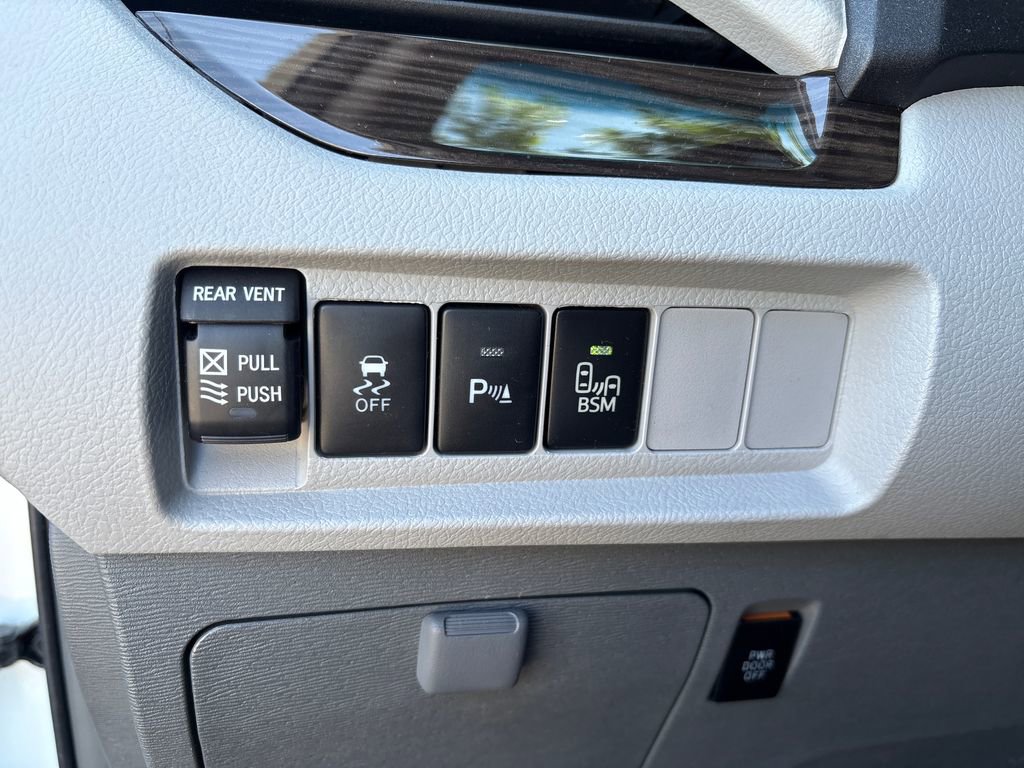 Used 2017 Toyota Sienna XLE Premium FWD image 19