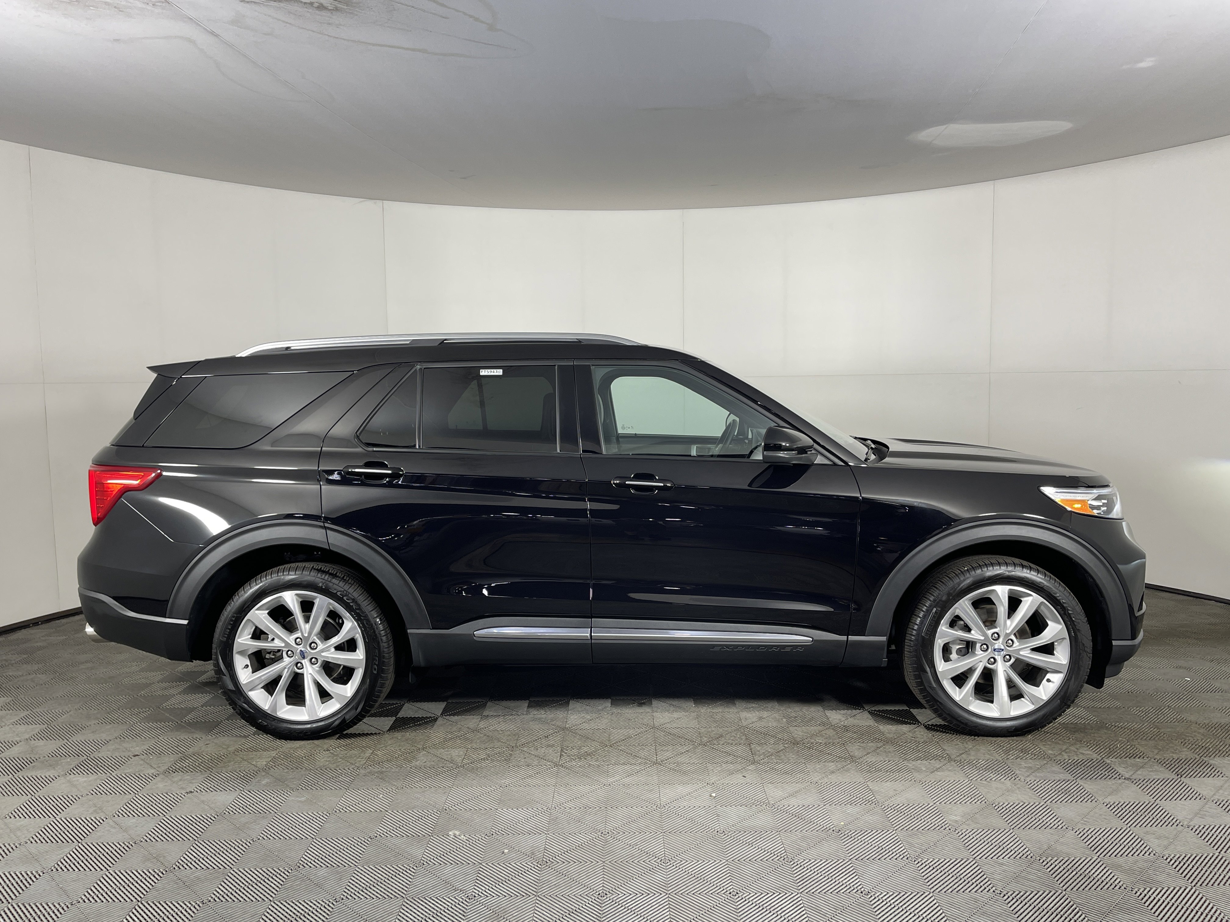 Used 2024 Ford Explorer Platinum w/ Technology Package image 5