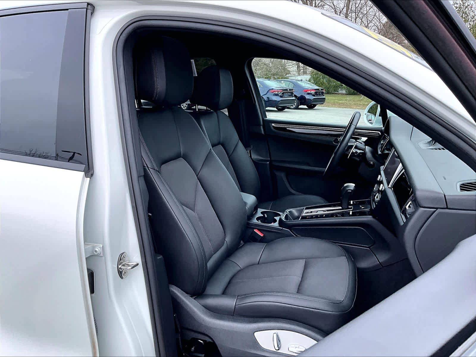 Used 2023 Porsche Macan Turbo image 11