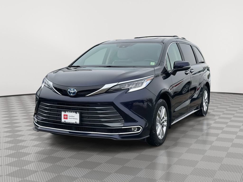 Used 2025 Toyota Sienna Limited image 3