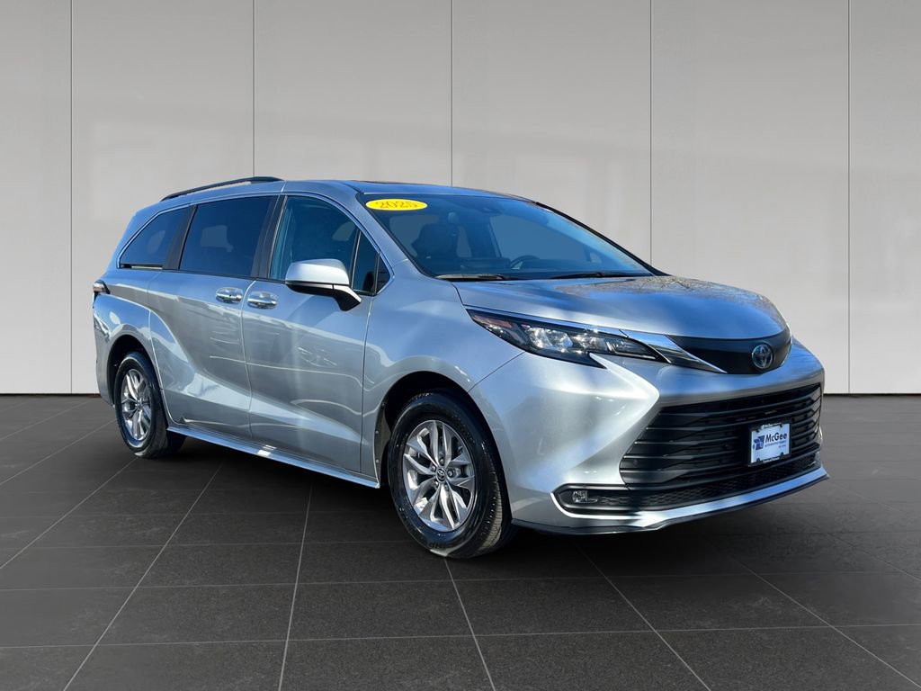 Used 2025 Toyota Sienna XLE FWD image 7