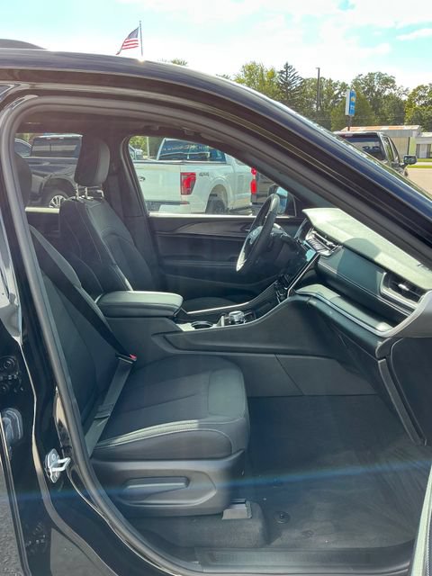 Used 2024 Jeep Grand Cherokee Laredo X w/ Luxury Tech Group I AWD/4WD image 15