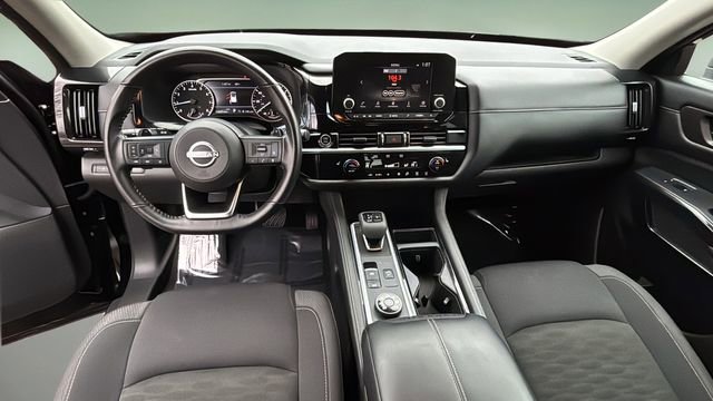 Used 2024 Nissan Pathfinder SV image 16