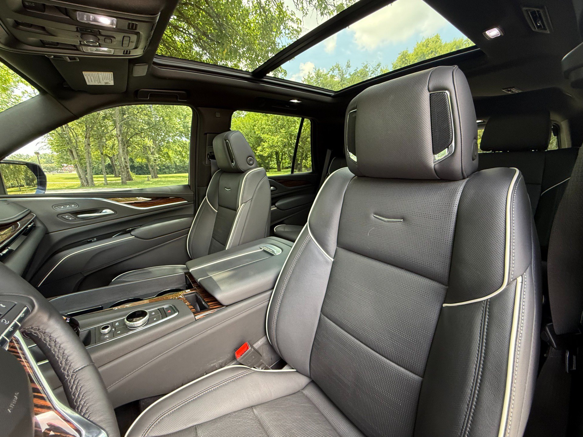 Used 2024 Cadillac Escalade Premium Luxury AWD/4WD image 25