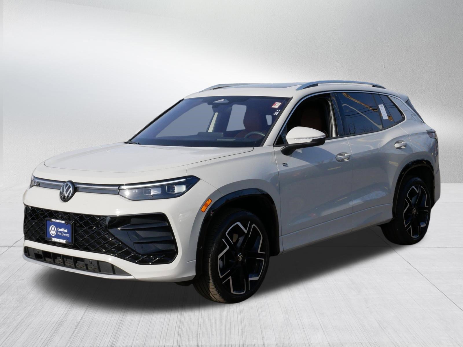 Certified 2025 Volkswagen Tiguan SEL R-Line image 3
