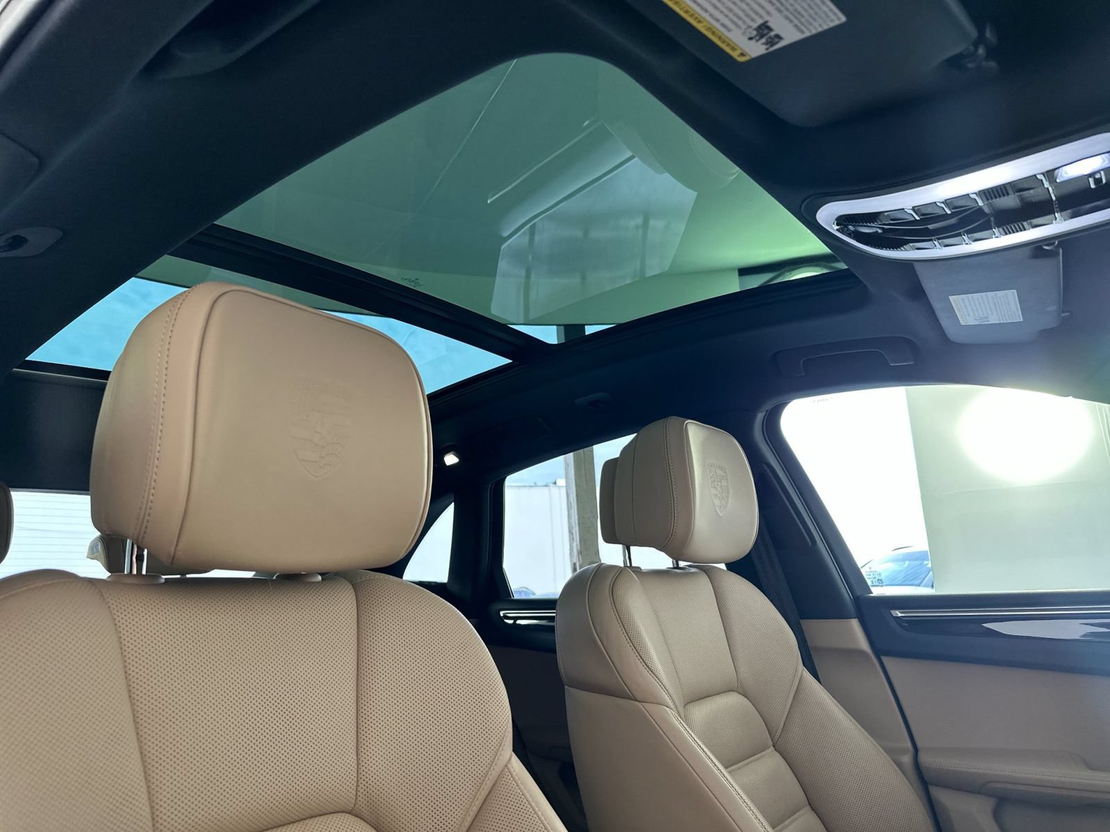 Certified 2023 Porsche Macan AWD/4WD image 19