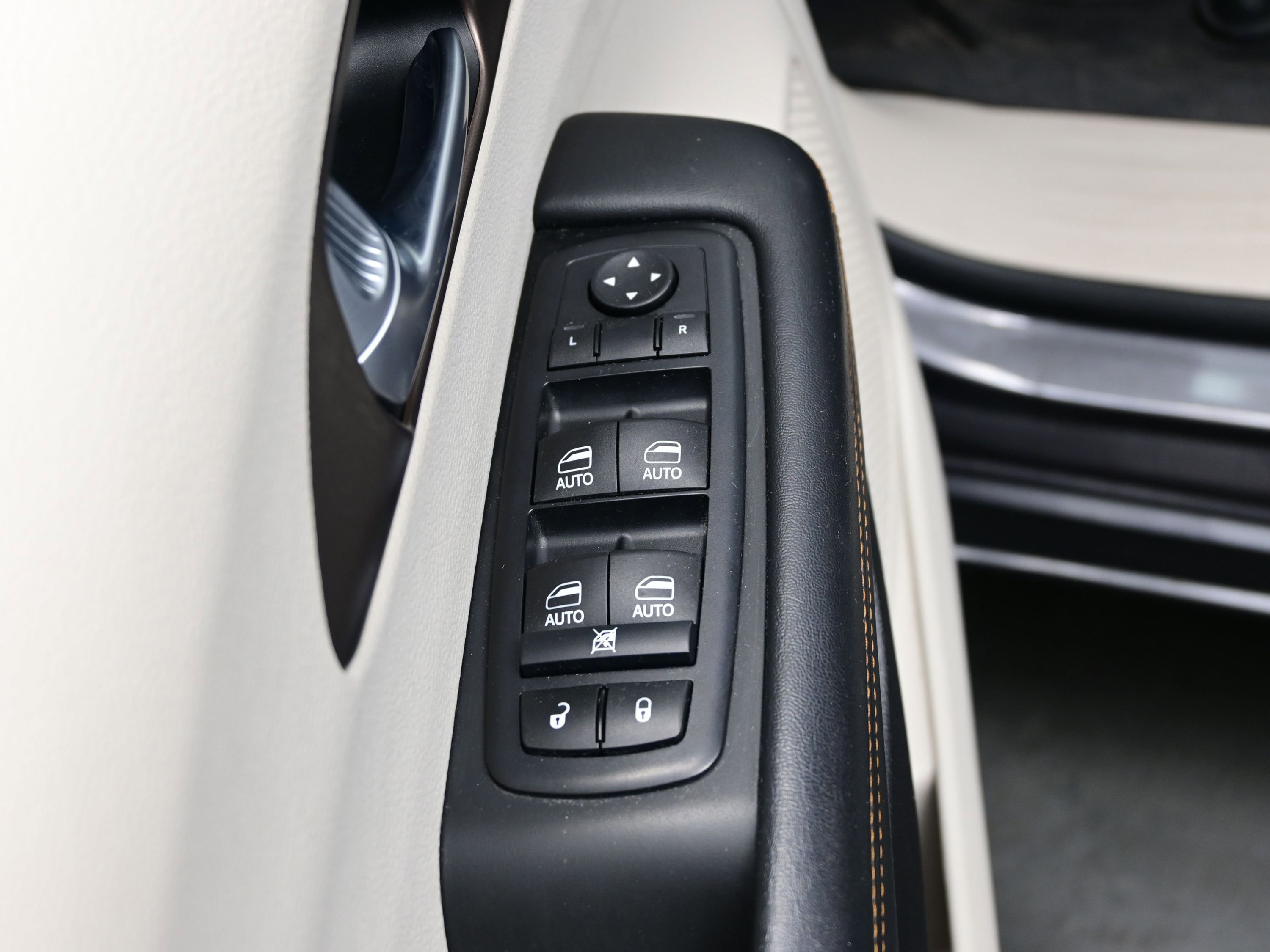 Used 2017 Chrysler Pacifica Touring-L Plus w/ Tire & Wheel Group image 10