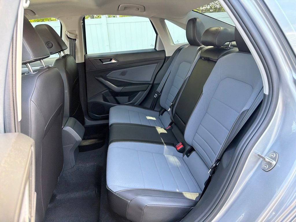 Used 2025 Volkswagen Jetta SE w/ Sunroof Package FWD image 30