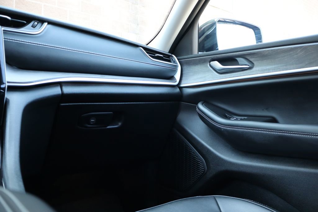 Used 2023 Jeep Grand Cherokee Limited image 40