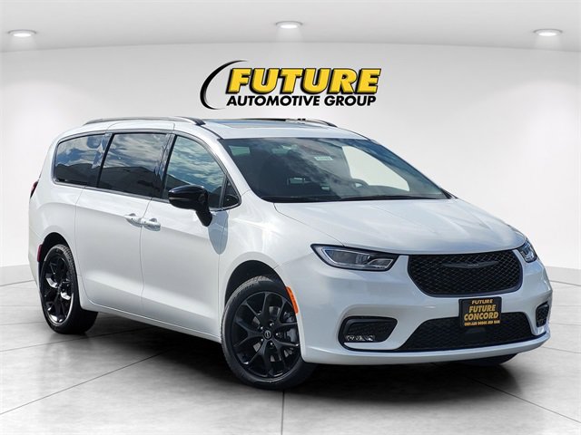 New 2026 Chrysler Pacifica Limited w/ S Appearance Package image 1