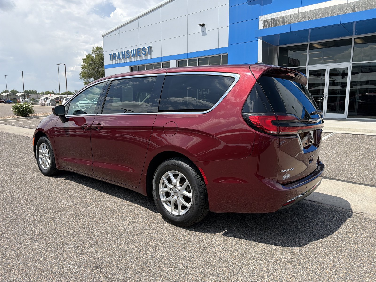 Used 2023 Chrysler Pacifica Touring-L FWD image 3