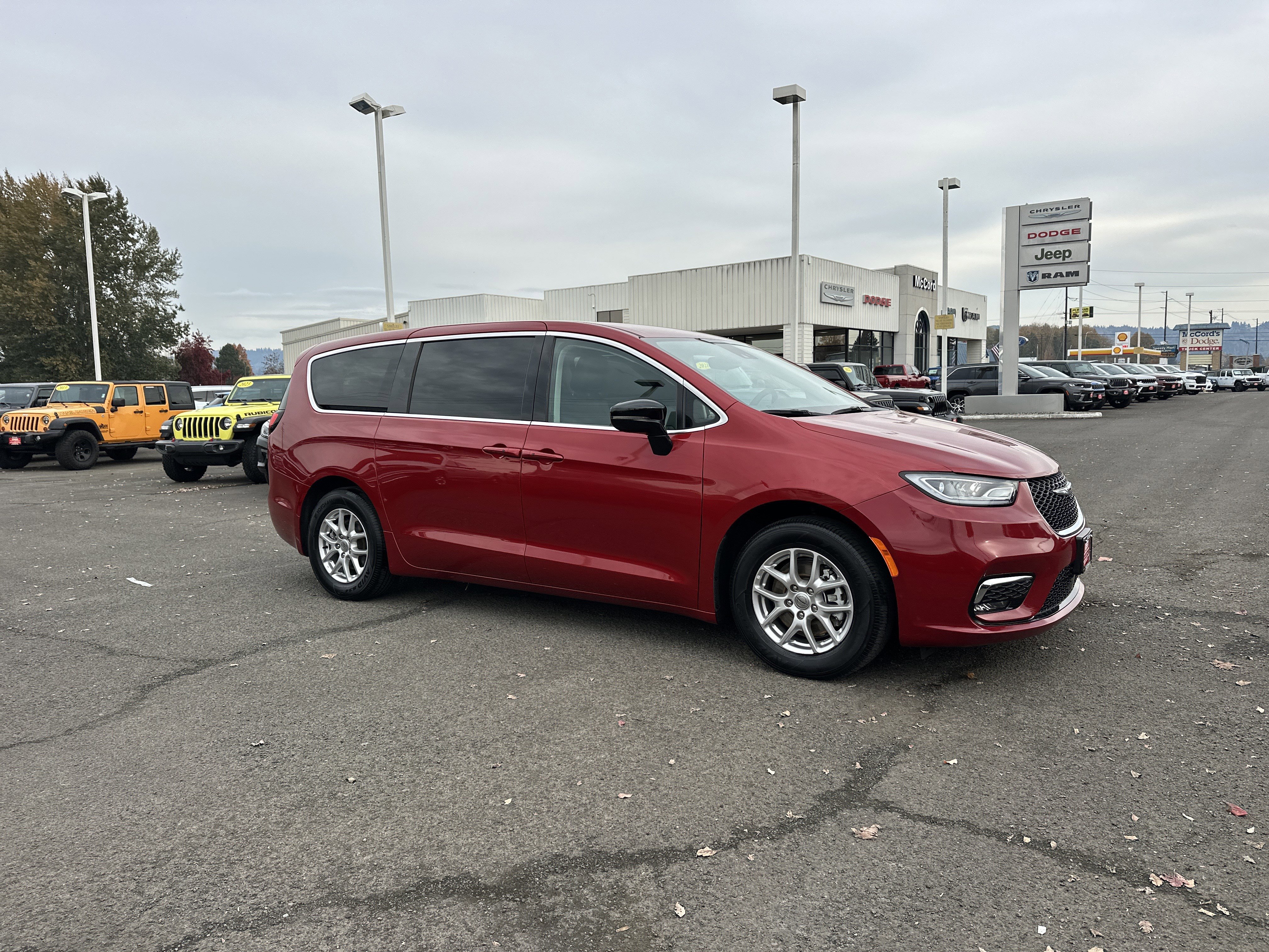 Used 2024 Chrysler Pacifica Touring-L image 6