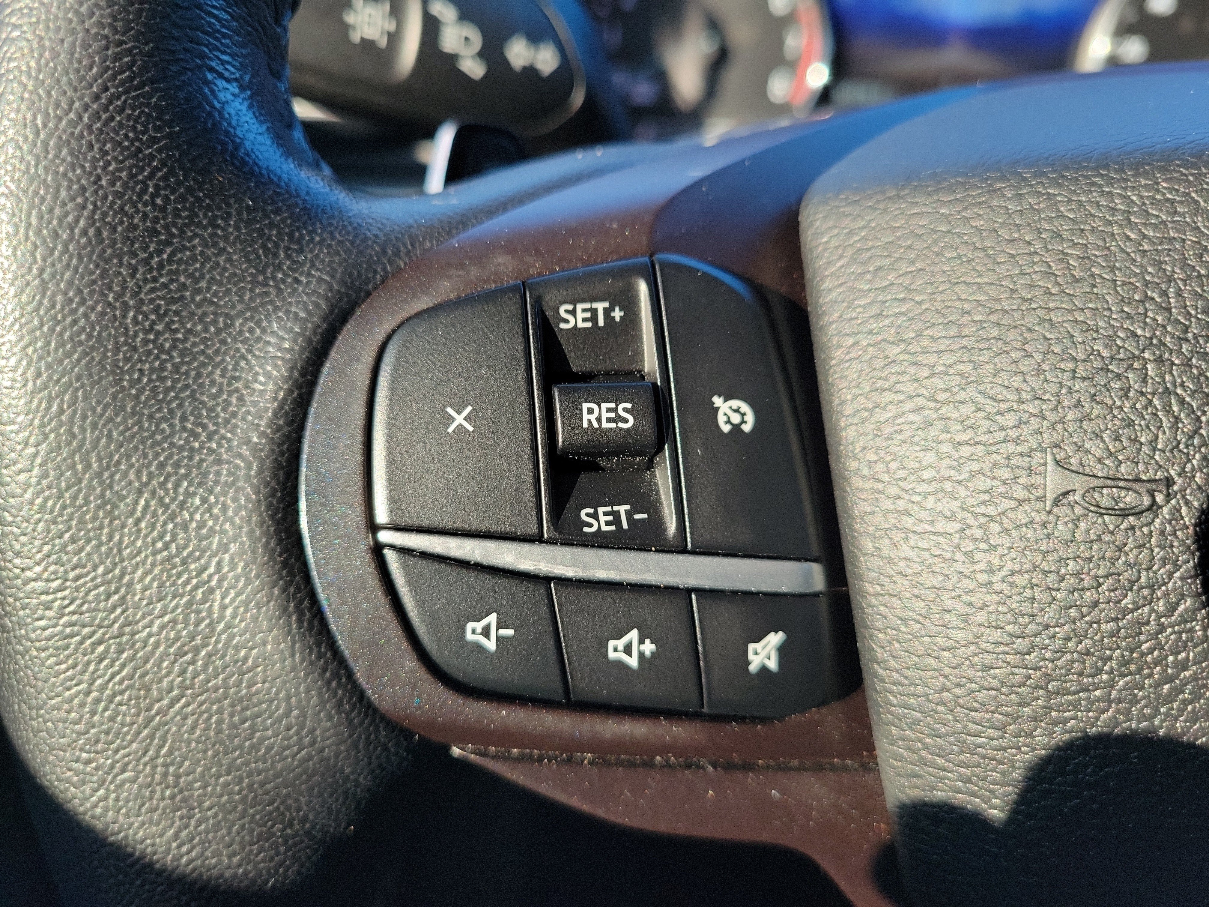 Used 2020 Ford Explorer XLT w/ Equipment Group 202A AWD/4WD image 23
