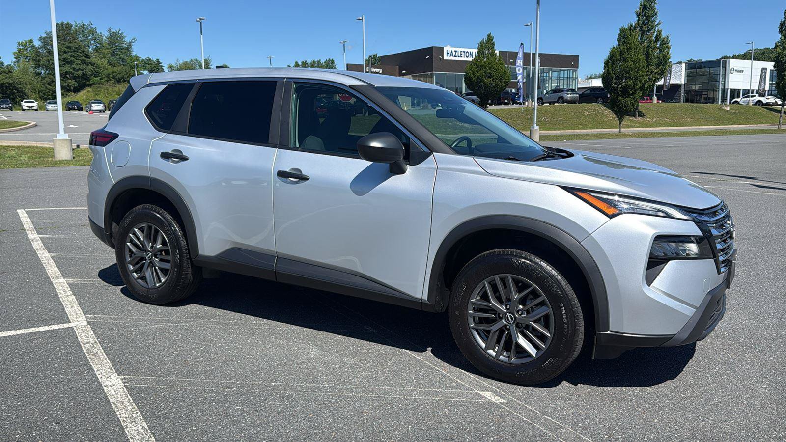 Used 2025 Nissan Rogue S AWD/4WD image 2