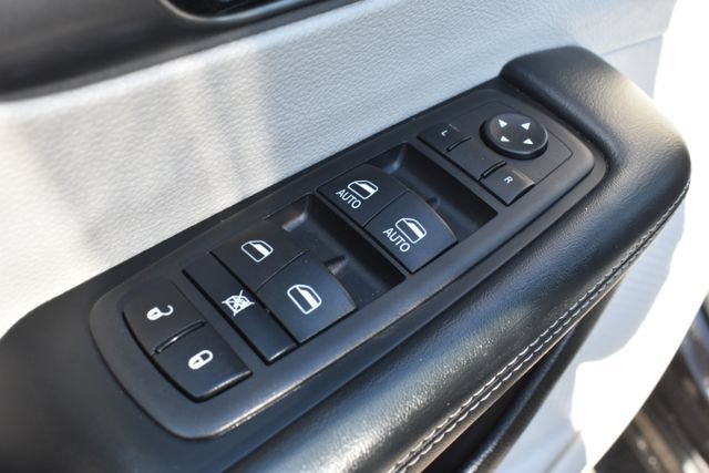 Used 2024 Chrysler Pacifica Touring-L FWD image 11