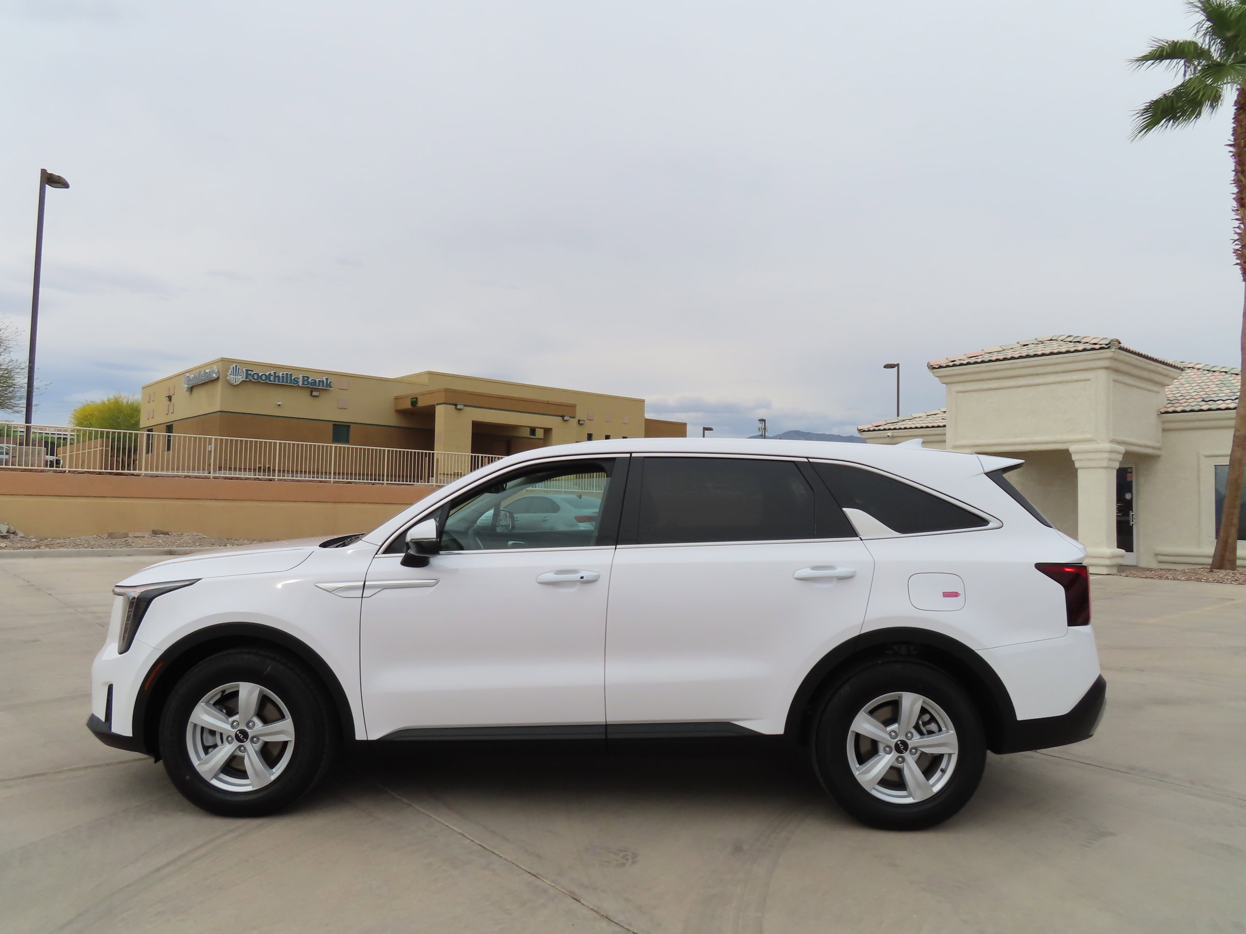 Used 2025 Kia Sorento LX image 4