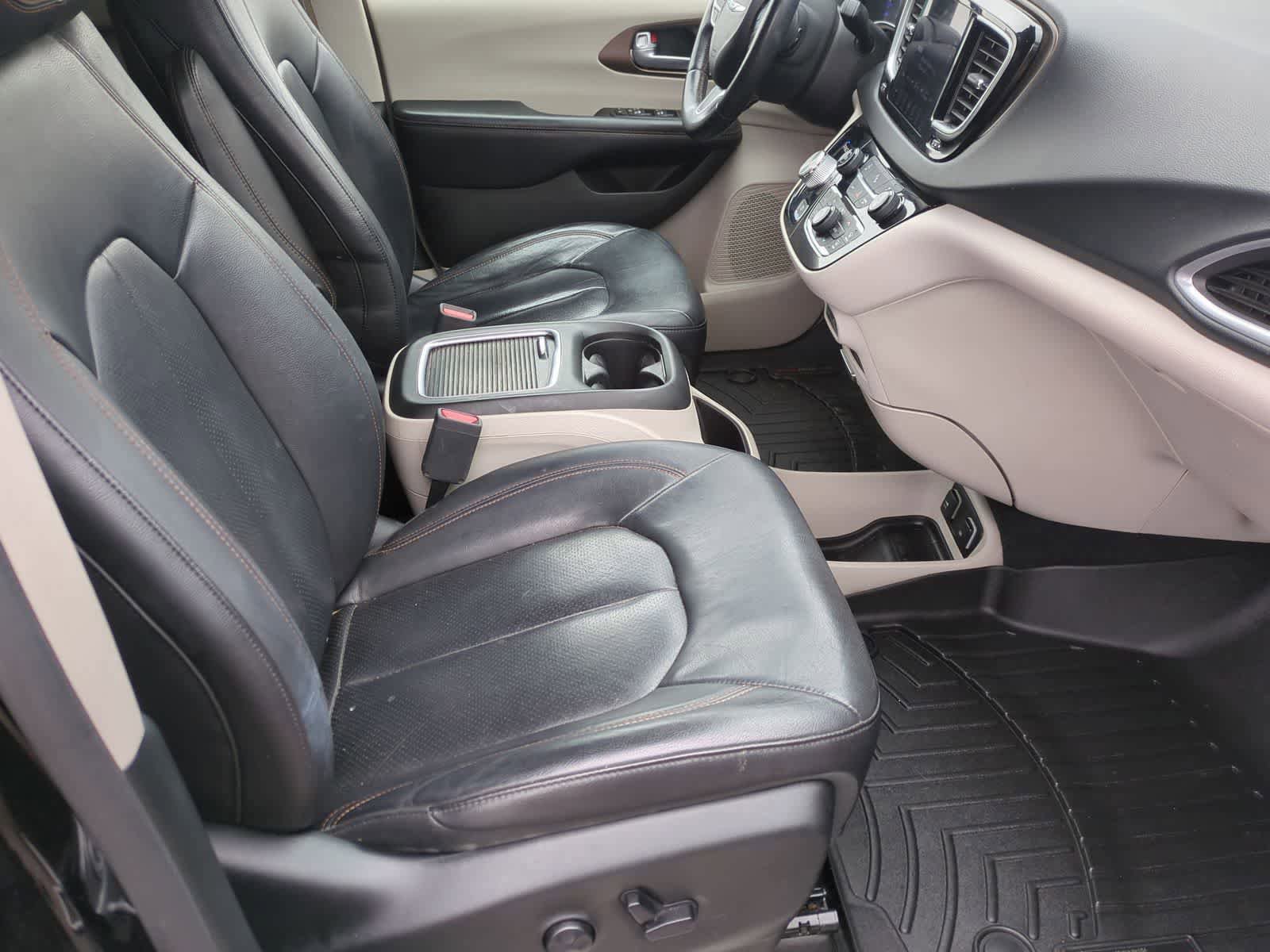 Used 2018 Chrysler Pacifica Touring-L Plus w/ Tire & Wheel Group image 21