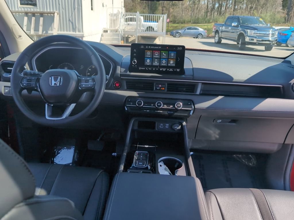 Certified 2025 Honda Pilot Touring image 18