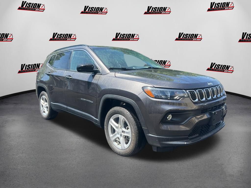 Used 2023 Jeep Compass Latitude w/ Convenience Group AWD/4WD image 1