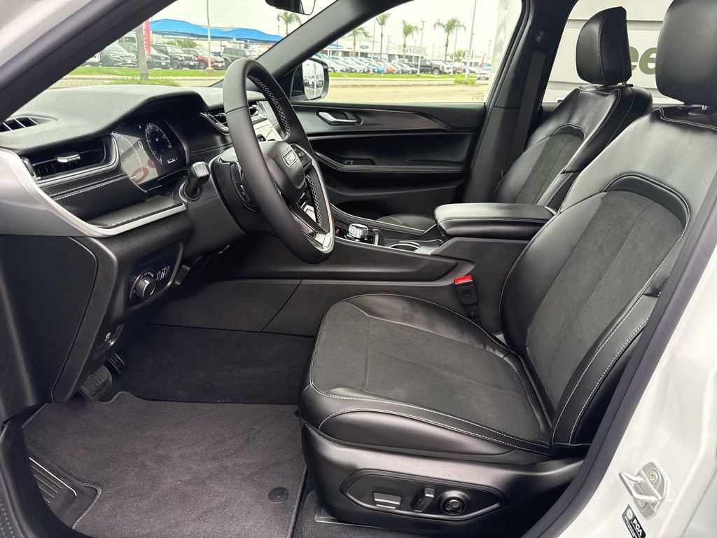 New 2025 Jeep Grand Cherokee Altitude AWD/4WD image 22