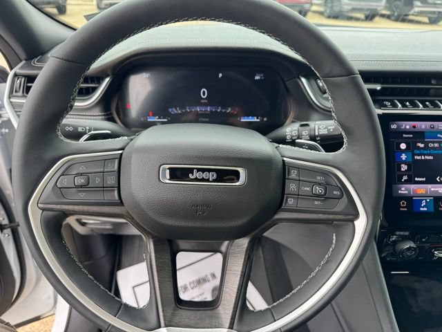 Used 2025 Jeep Grand Cherokee Limited w/ Luxury Tech Group II AWD/4WD image 16