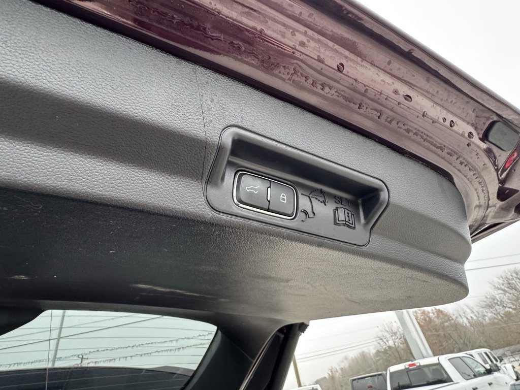 Used 2022 Ford Explorer XLT w/ Equipment Group 202A image 6