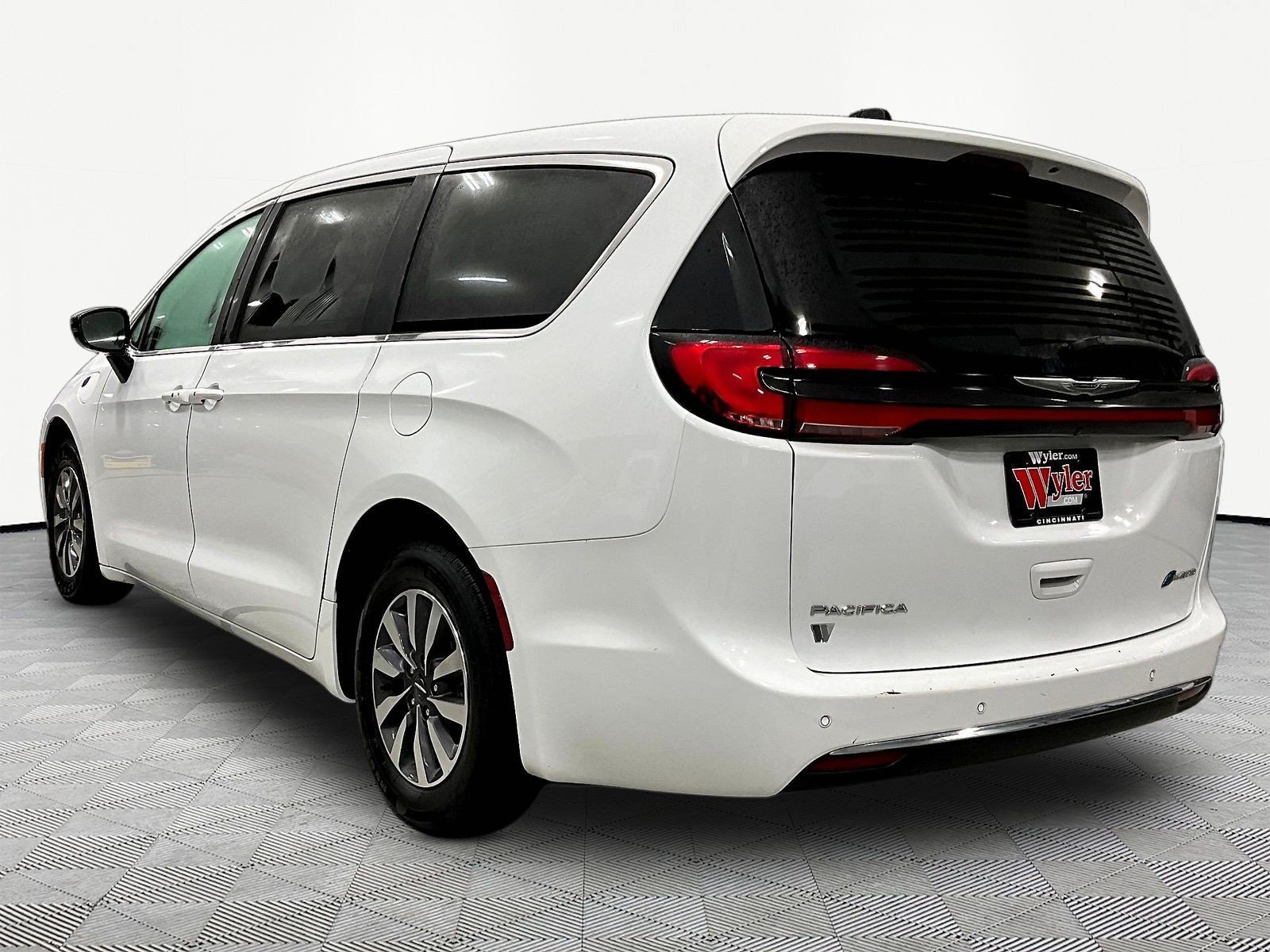Used 2024 Chrysler Pacifica Limited FWD image 4