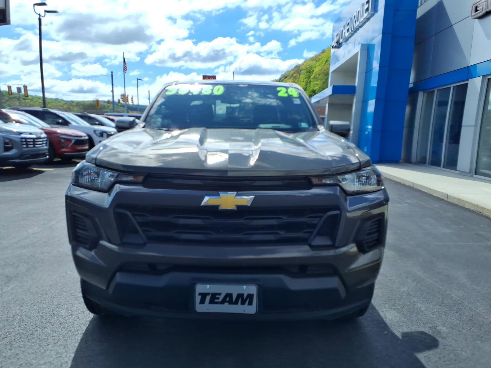 Used 2024 Chevrolet Colorado LT AWD/4WD image 2