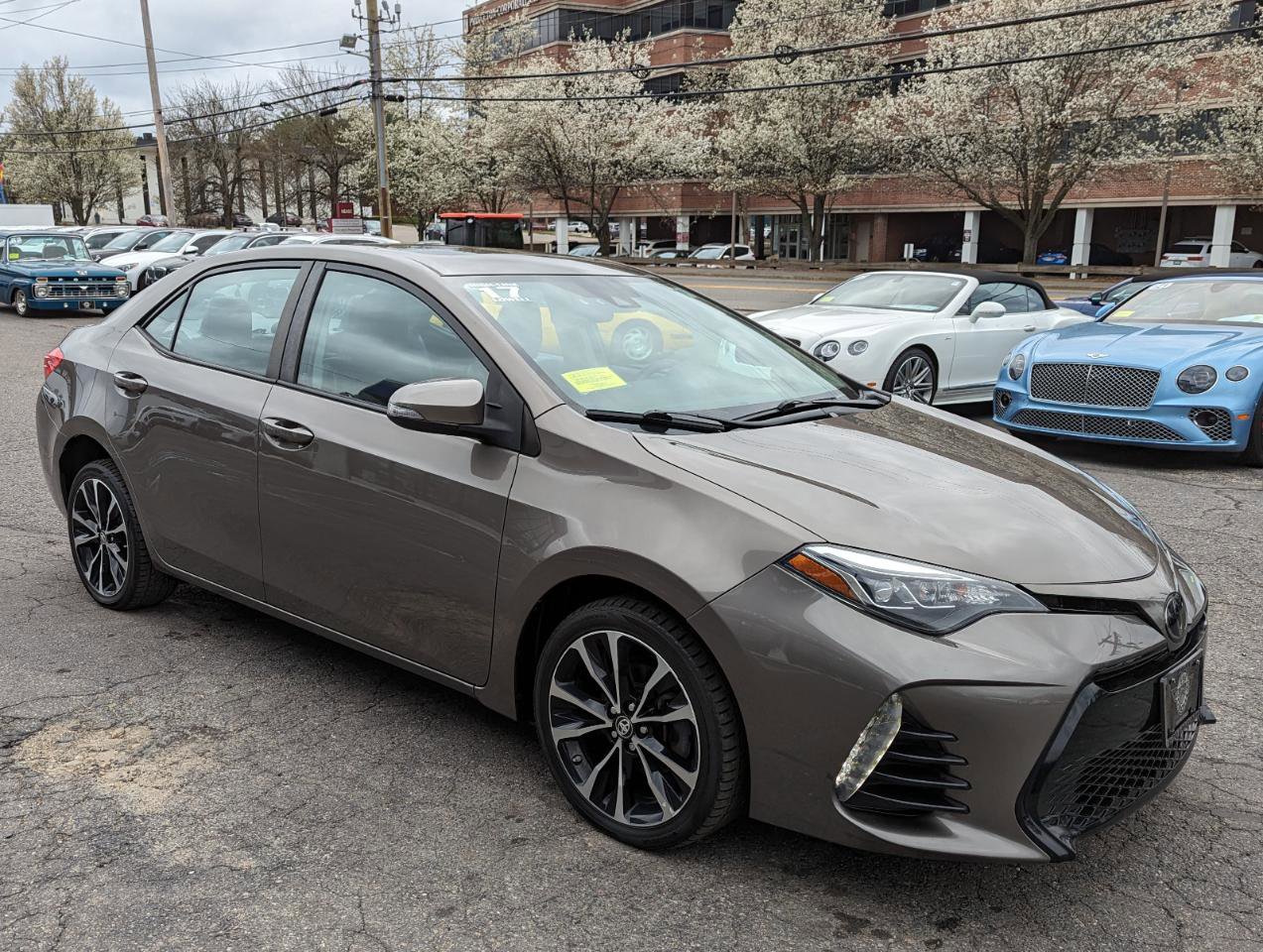 Used 2017 Toyota Corolla SE w/ SE Premium Package FWD image 5