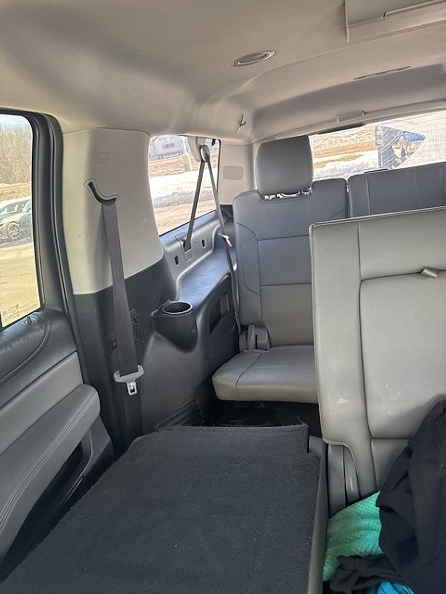 Used 2018 Chevrolet Suburban LT image 7