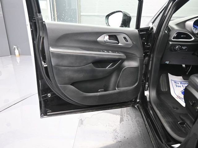 Used 2025 Chrysler Pacifica Select image 13