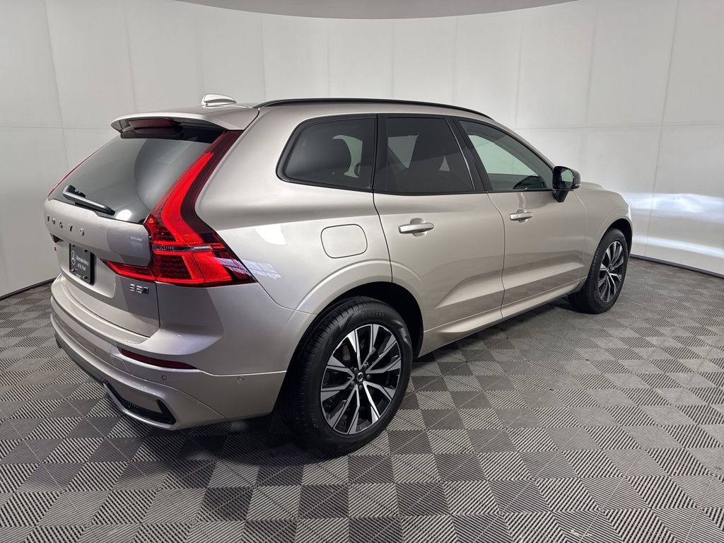 Used 2025 Volvo XC60 B5 Plus image 5