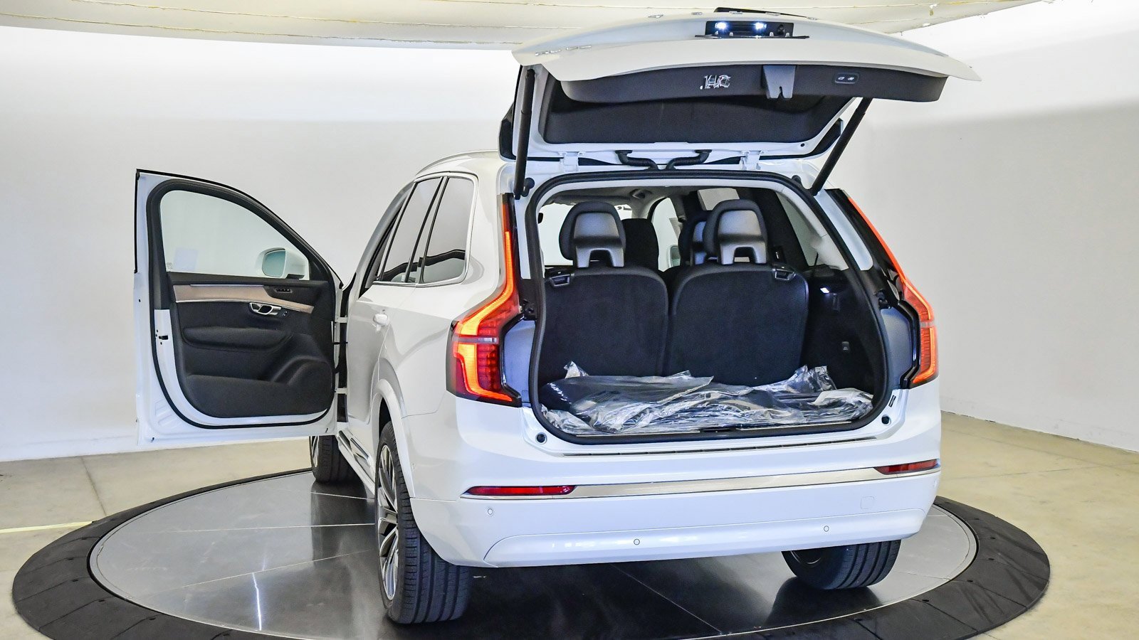 Certified 2025 Volvo XC90 T8 Plus w/ Protection Package Premier image 31