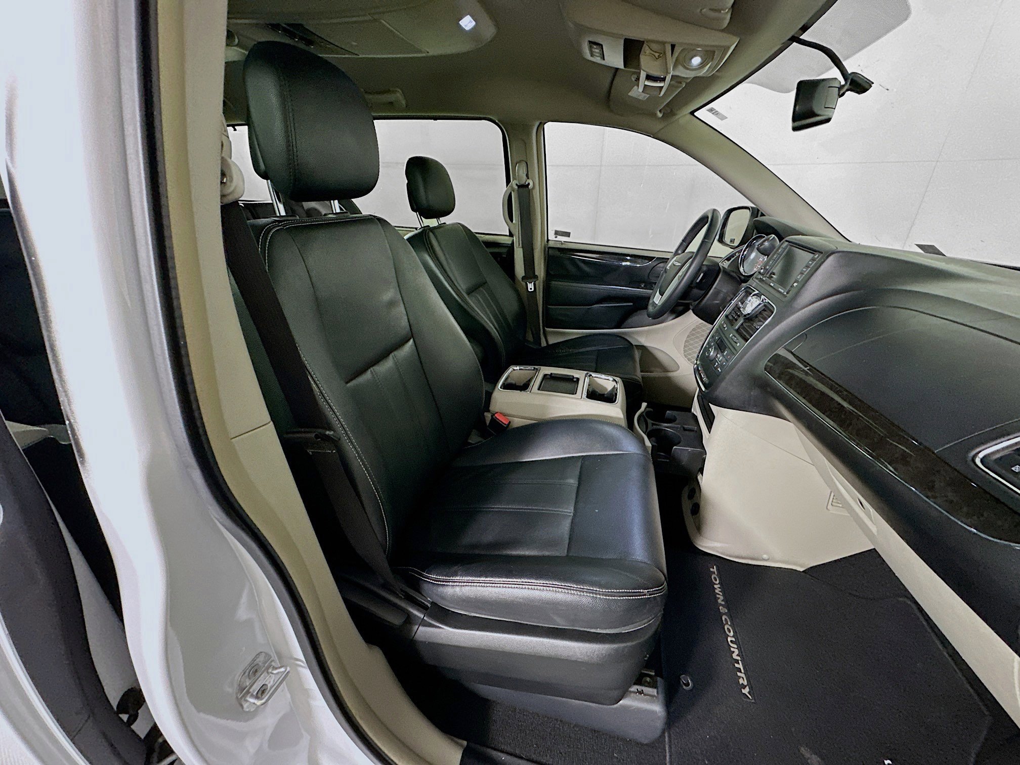 Used 2015 Chrysler Town & Country Touring FWD image 27