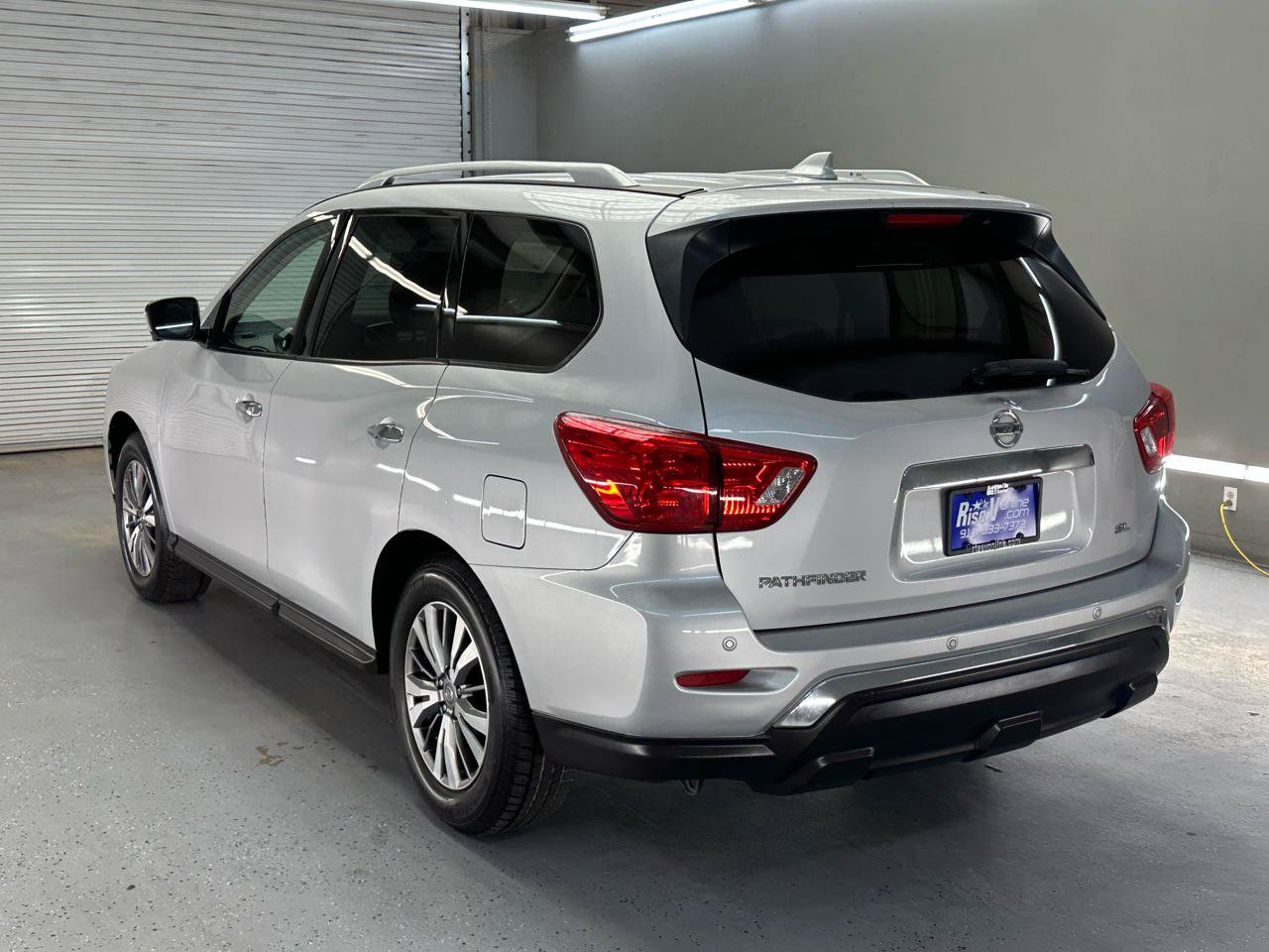 Used 2019 Nissan Pathfinder SL FWD image 6