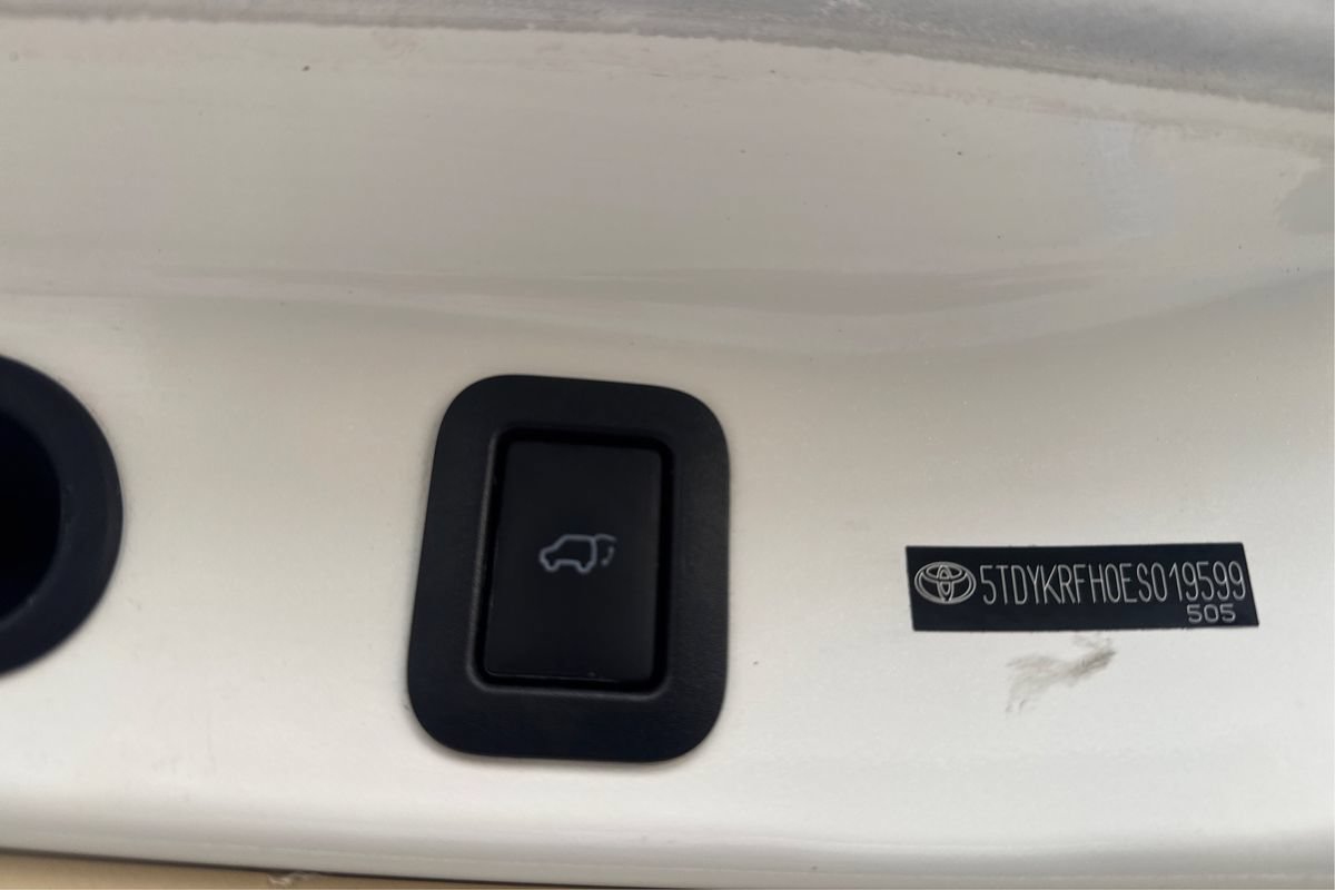 Used 2014 Toyota Highlander Limited FWD image 27