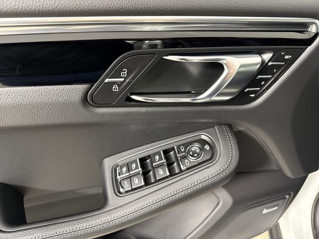 Certified 2025 Porsche Macan image 34