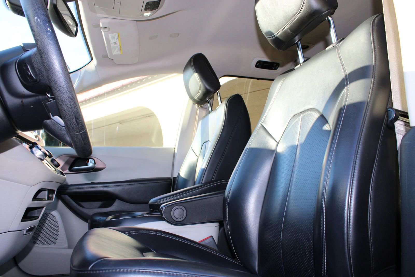 Used 2020 Chrysler Voyager Lxi image 11