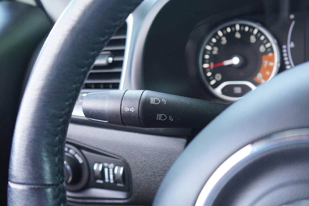 Used 2019 Jeep Renegade Latitude w/ Cold Weather Group FWD image 16