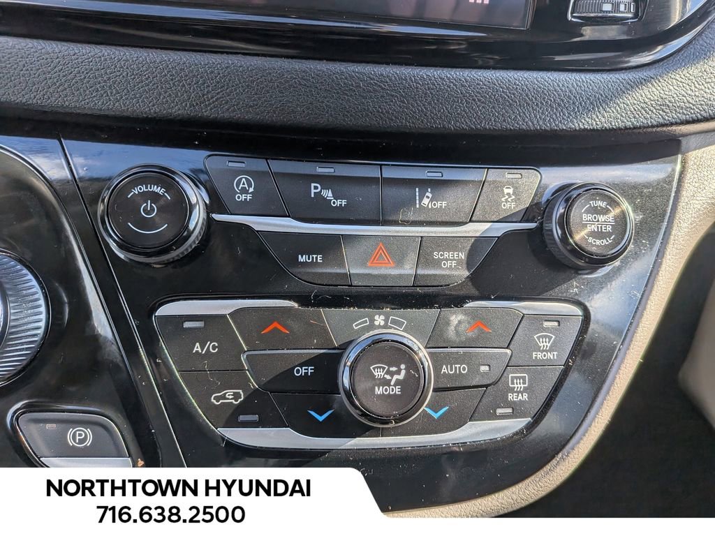 Used 2024 Chrysler Pacifica Touring-L image 16