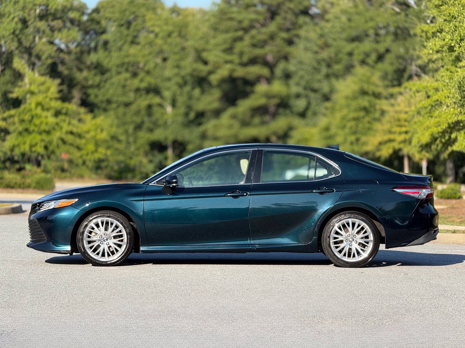 Used 2019 Toyota Camry XLE w/ Carpet Mat Package FWD image 9