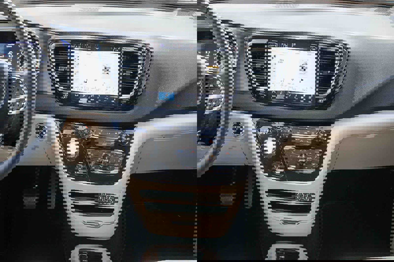 Used 2024 Chrysler Pacifica Touring-L image 11