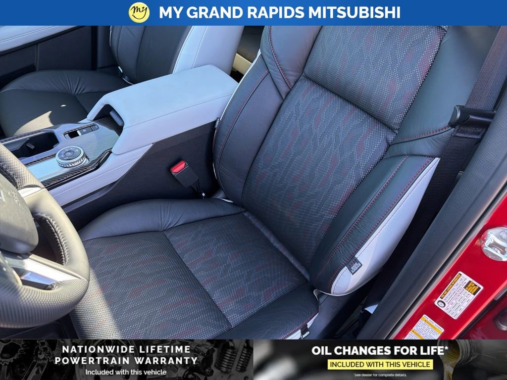 New 2025 Mitsubishi Outlander SE image 12